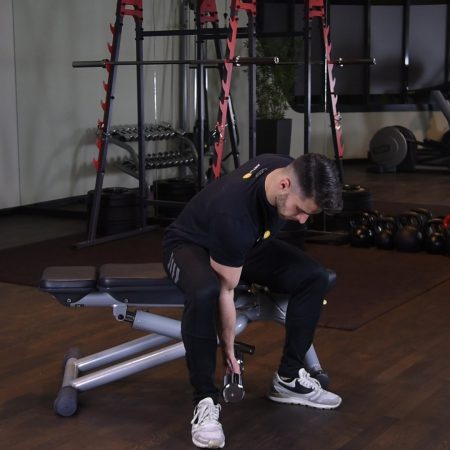 Uginanie ramienia z hantlą w oparciu o kolano