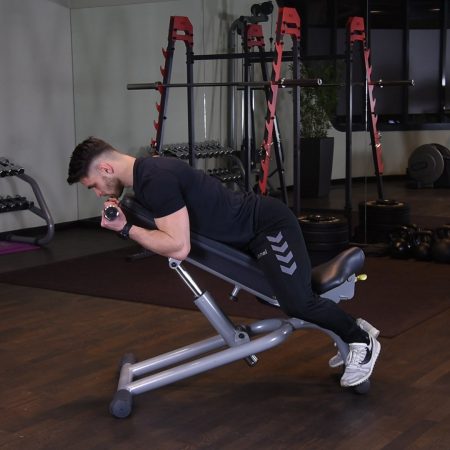 Uginanie ramion z hantlami w leżeniu przodem na ławce dodatniej