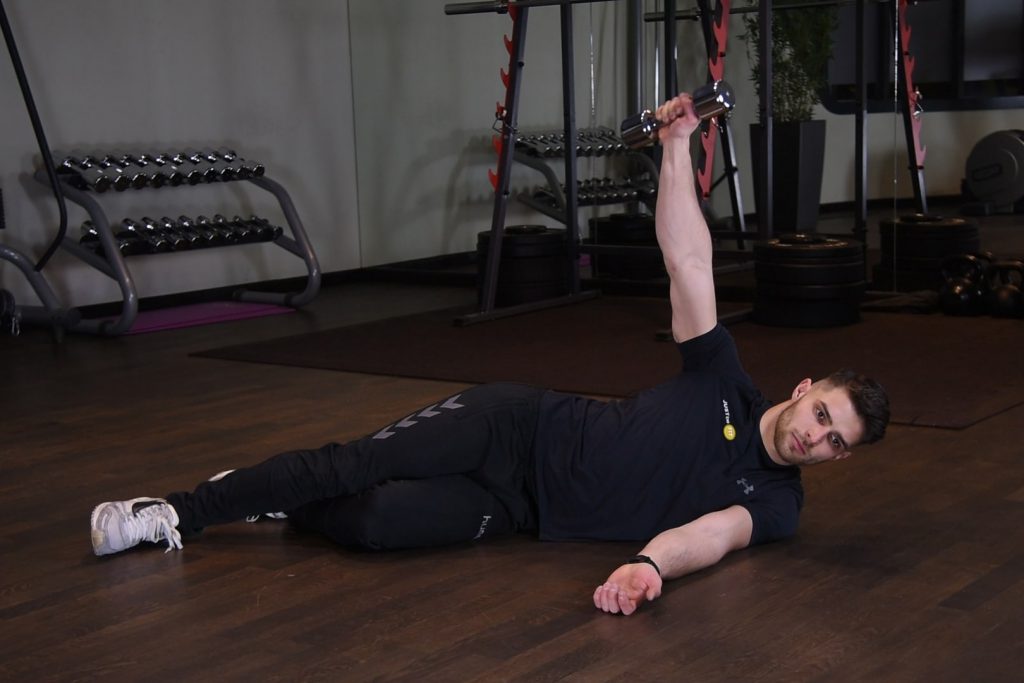 Unoszenie hantla w leżeniu na boku - just be fit