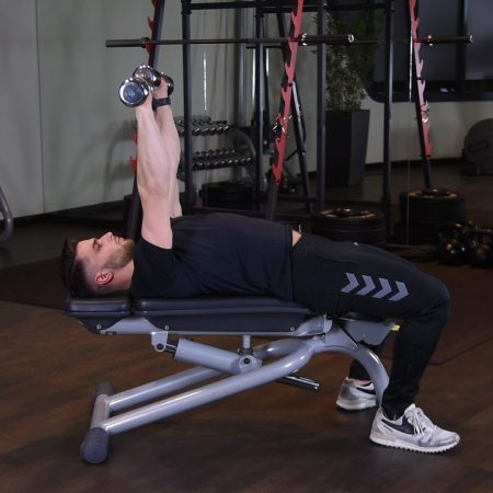 Wyciskanie hantli na ławce płaskiej - just be fit