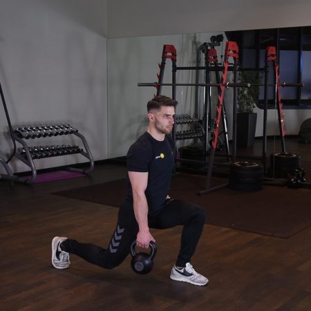 Zakrok z kettlebell - just be fit