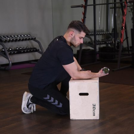 Zginanie nadgarstka z hantlą w oparciu - just be fit