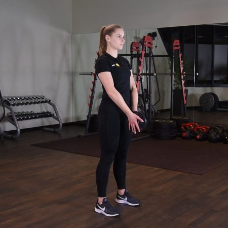 Ćwiczenie svend press czyli unoszenie ciężarka przodem