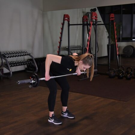 Wiosłowanie sztangą w opadzie tułowia z rękami szeroko just be fit