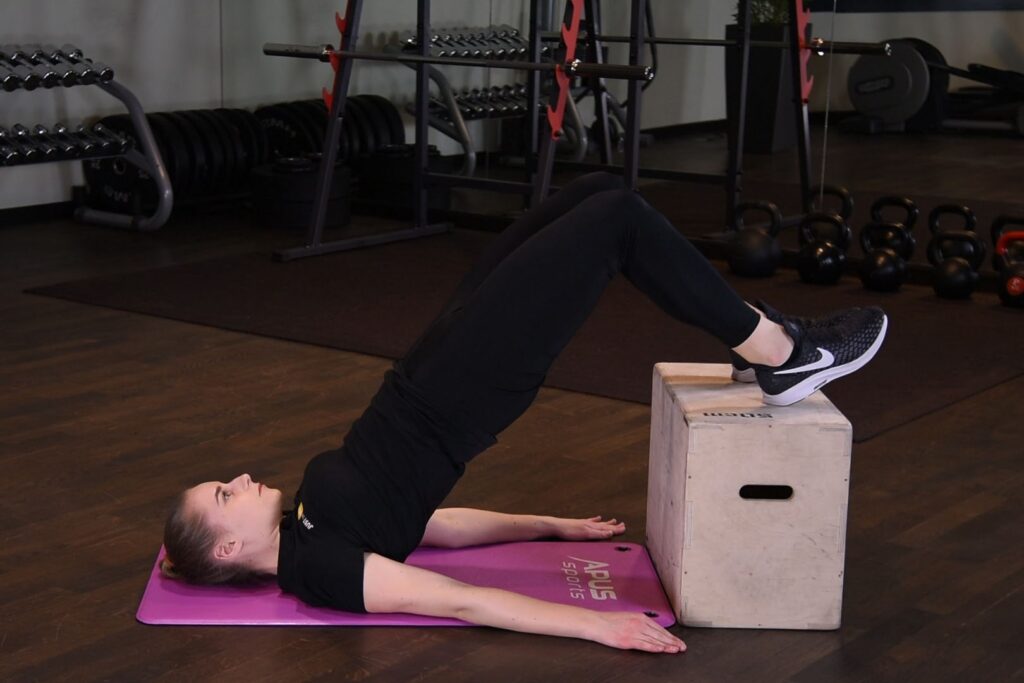 Wznosy bioder z nogami na podwyższeniu just be fit